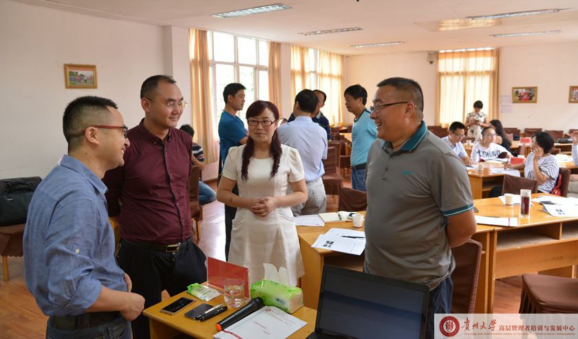 贵州大学高级教育培训中心学员风采——课后交流